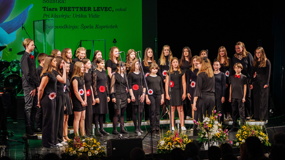 MPZ Medeja GŠ Zagorje ob Savi, zborovodkinja Špela Koprivšek