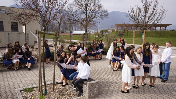 MPZ OŠ Franceta Bevka Tolmin, zborovodkinja Barbara Kovačič